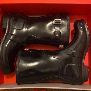 Selling back hunter boots with white hunter socks that go along with it